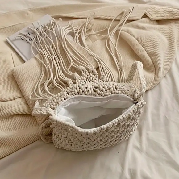 Boho-Chic Tassel Crossbody Bag with Zip Closure - Picture 3 of 4